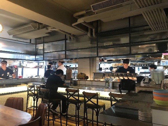 TOASTERiA CAFE　オープンキッチンになっており、料理しているところを見ながら食事ができます。