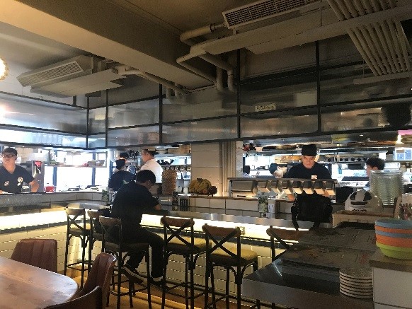 TOASTERiA CAFE オープンキッチンになっており、料理しているところを見ながら食事ができます。