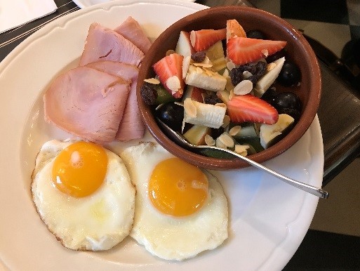 PAULレストラン台北　目玉焼きとフルーツ盛り合わせ