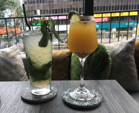 TOASTERiA CAFE モヒートと、台湾らしいマンゴーとパッションフルーツの白ワインカクテル「BREEZER BLANCO」。