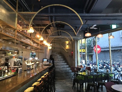 TOASTERiA CAFE カウンター席はバーカウンターにもなっています。