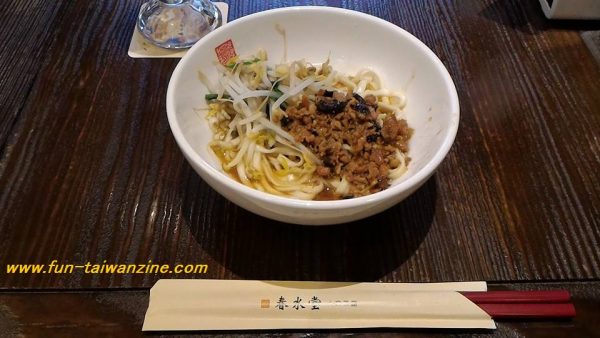 功夫麺は肉そぼろともやしが入った麺。