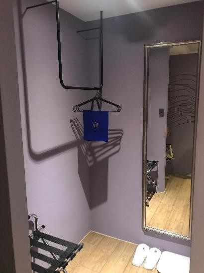 HIVE HOTEL デラックスダブルルーム 荷物置き場