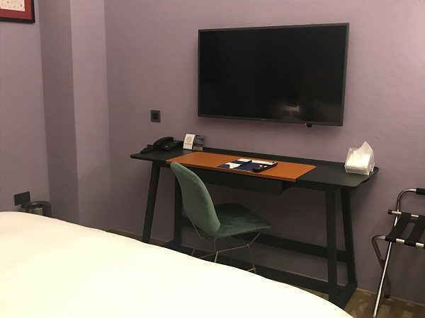 HIVE HOTEL ダブルルーム デスク