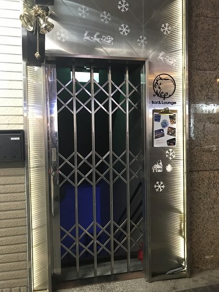 Nep.Lounge Barの入り口は7-11の隣にあります。 この黒い看板と柵の閉まった扉が目印。