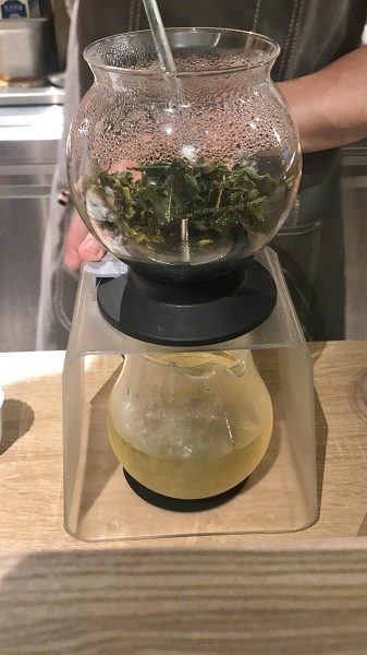 茶敬茶 Tea to tea オーダーを受けてから、その場で淹れてくれます。