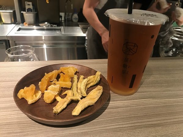 茶敬茶 Tea to tea　胭脂烏龍　55元（試食のドライフルーツ）