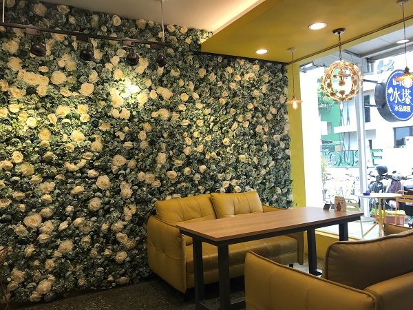 B-TOD冰塔文化店 入口にはインスタ映えするお花の壁。