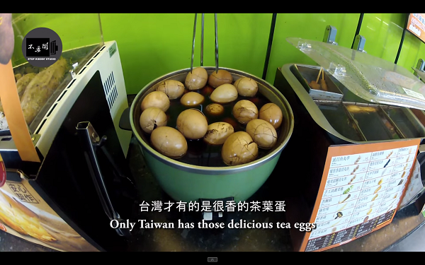 台湾のコンビニ店内が変な臭い 茶葉蛋（香辛料や茶葉を入れたスープにゆで卵を浸したもの）の臭いですね。
