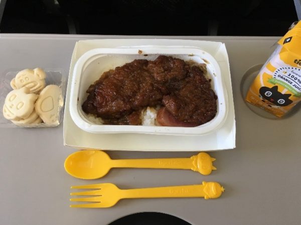 タイガーエア機内食　揚げ蒸しにされた肉のカツレツの下に台湾ソーセージ(香腸)と煮込み肉(滷肉)が隠れてました