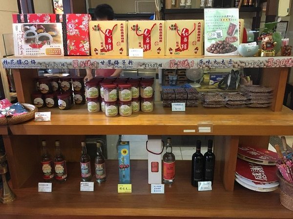 「美濃客家菜」（大中店）　お店の入り口付近にあるお土産品コーナー