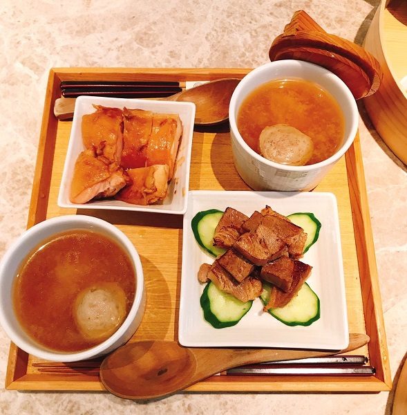 Cafe de Riz 米販咖啡 おかずのお肉は二種類から一つ選びます。友人と二人で行ったので、豚肉と鶏肉、両方味わえました。