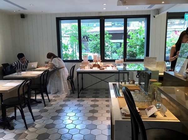 Cafe de Riz 米販咖啡 窓際席