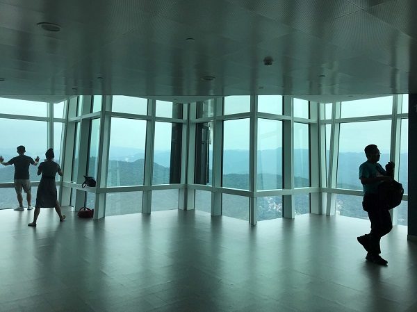 台北101 展望台 人がいない時を狙ってシャッターを。