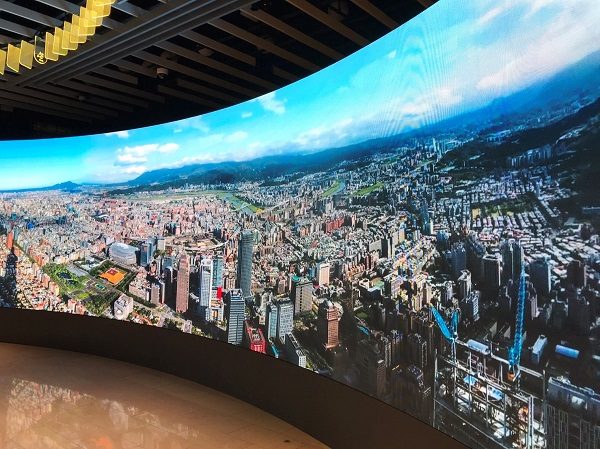 台北101 レゴ展 大型スクリーン