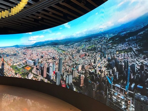 台北101　レゴ展　大型スクリーン