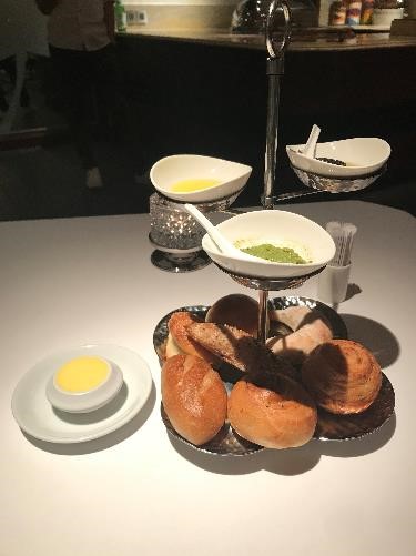 リビエラホテル 地中海牛排館 こちらのパンは、ホテル1階のベーカリーショップで売られているパンです。