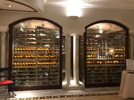 リビエラホテル　地中海牛排館　常時、400種類のワインが揃っているそうです。