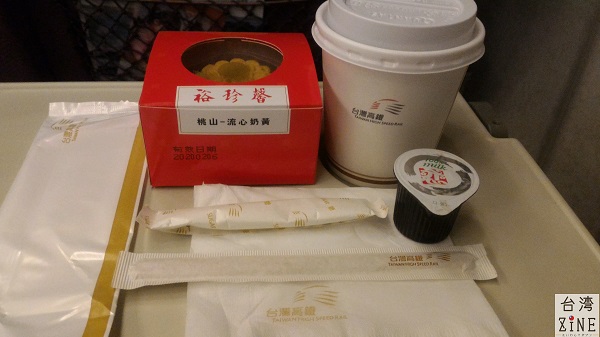 台湾新幹線高鐵　コーヒーを頼んだ時には、ミルク・砂糖もくれます。