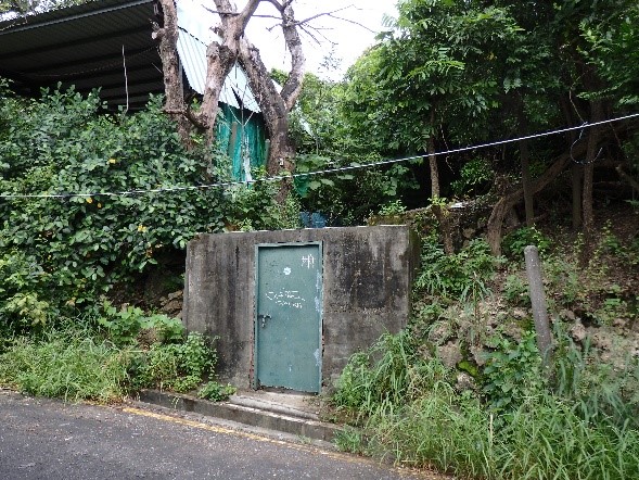 高雄軍事遺址(鼓山洞防空壕) ここを開けると、なんとそこからこの防空壕に再度下りられます。