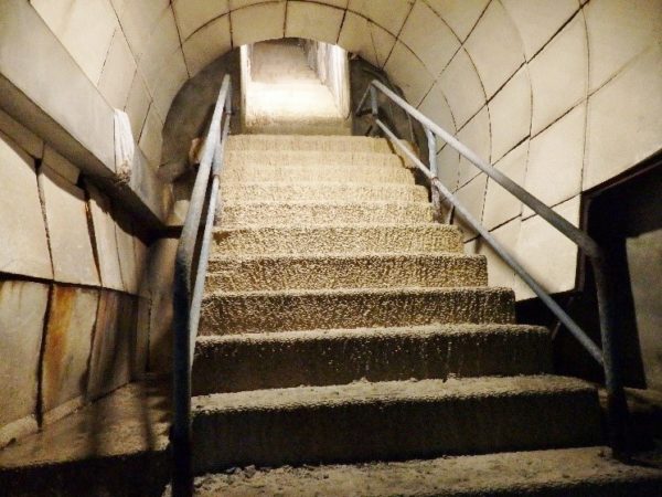 高雄軍事遺址(鼓山洞防空壕) 鍾乳石で覆われた階段