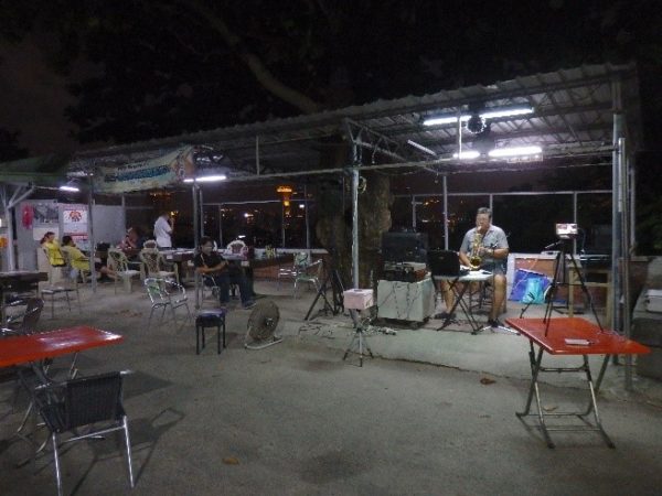 寿山展望台(壽山情人觀景臺) 車を降りると、たくさんのカップルだけでなく、屋台や、サックスの演奏をするおじさままでいて、けっこう賑わっています。