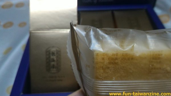 舊振南 パイナップルケーキ 個包装の成分表示。金色の文字なので、読みにくい・・・