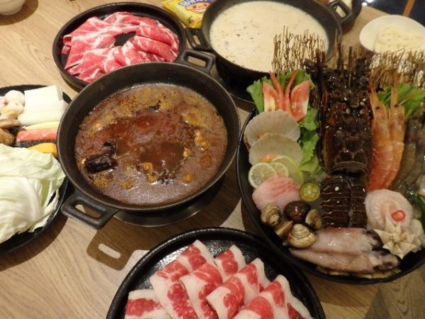 シティスイーツ　高雄真愛館　火鍋レストラン　これで二～三人前です。とはいえ、二人で食べるのは、ちょっと多い気がします・・・