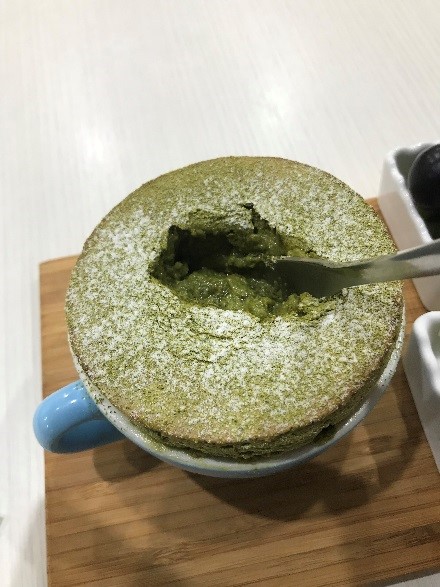 Manabu La patisserie 學堂洋菓子専門店　抹茶スフレ　熱々で中はフワフワ、中に入っている白玉が溶けて、とっても美味しかったです。