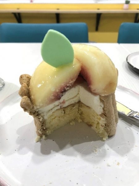 Manabu La patisserie 學堂洋菓子専門店　桃を丸ごと使ったチーズケーキを切ったところ