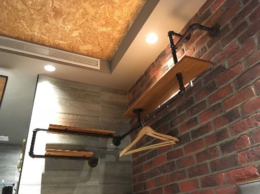 シティスイーツ 高雄駁二館 クローゼットはなく、オシャレなパイプにハンガーがかけられています。クローゼットよりもむしろ好感度◎