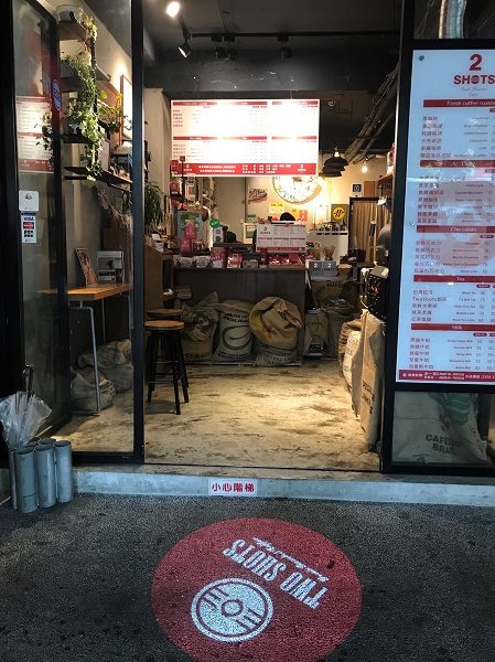 TWO SHOTS COFFEE 東門店　店内入口