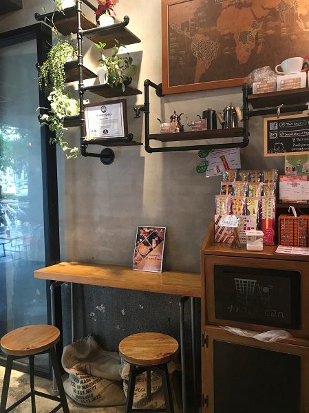 TWO SHOTS COFFEE 東門店　椅子