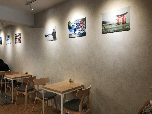 CAFE FUGU Roasters 壁には日本の風景の写真が