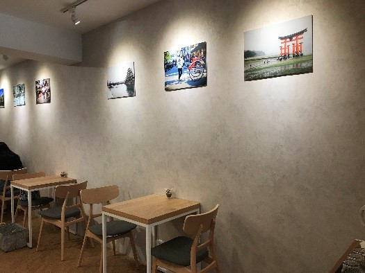 CAFE FUGU Roasters　壁には日本の風景の写真が