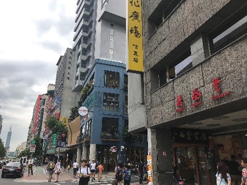 TOASTERiA CAFE 手前があの超有名なお店、その奥の青い建物がTOASTERiA CAFE