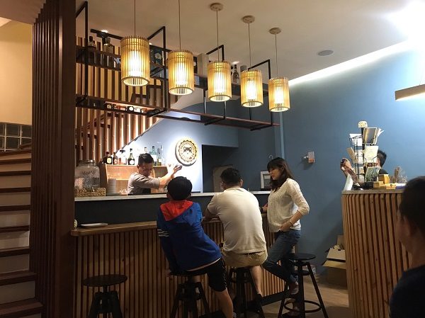 環山雅築 Mountain Lodge 1階ロビーがバーに