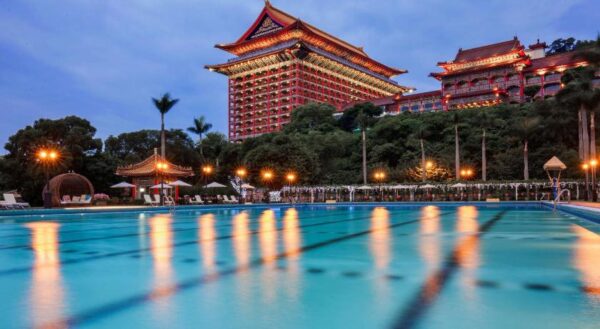 台北のプール付きホテル　グランドホテル　圓山大飯店　夜